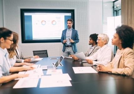 Reunião de pessoas em uma empresa